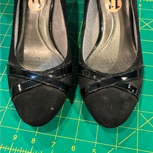 Elegant Black W 11 Life Stride Kitten Heel Pump patent leather and suade-like